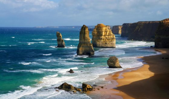 https://www.gowalkabouttravel.com/wp-content/uploads/2022/01/The-Twelve-Apostles-Australia-1-559x327.jpg